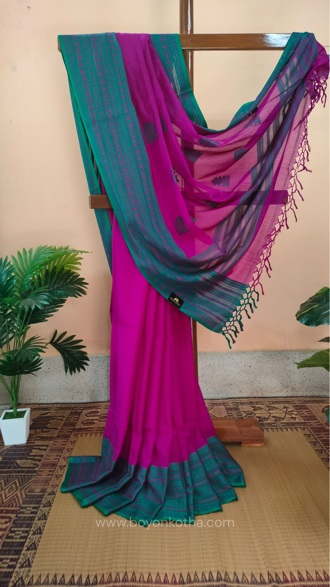 Magenta handwoven mercerized cotton saree with Manipuri-inspired thread work pattern in rama green. Durable, breathable Bengal handloom saree for festive wear.