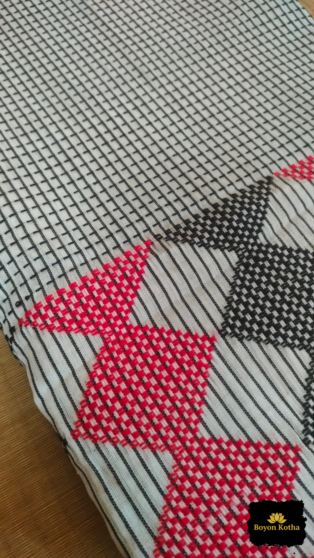 Aarohi Katha – White Handwoven Mercerized Cotton Saree with Woven Black Checks