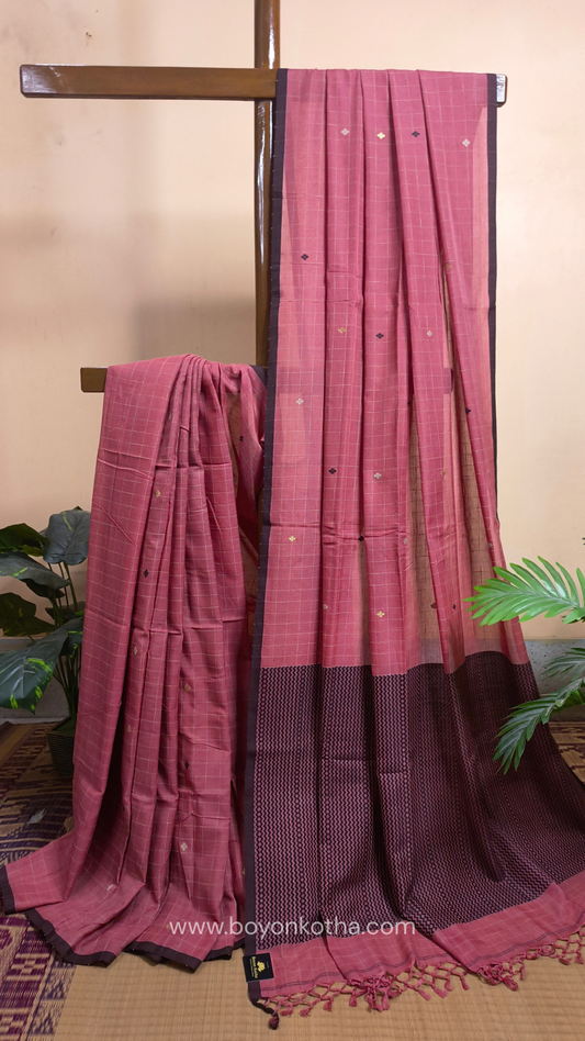 Rusty peach handwoven jacquard saree in mercerised cotton, with ghicha yarns in checkered design. Palla showcases diamond butas in velvet cotton. Bengal Handloom.