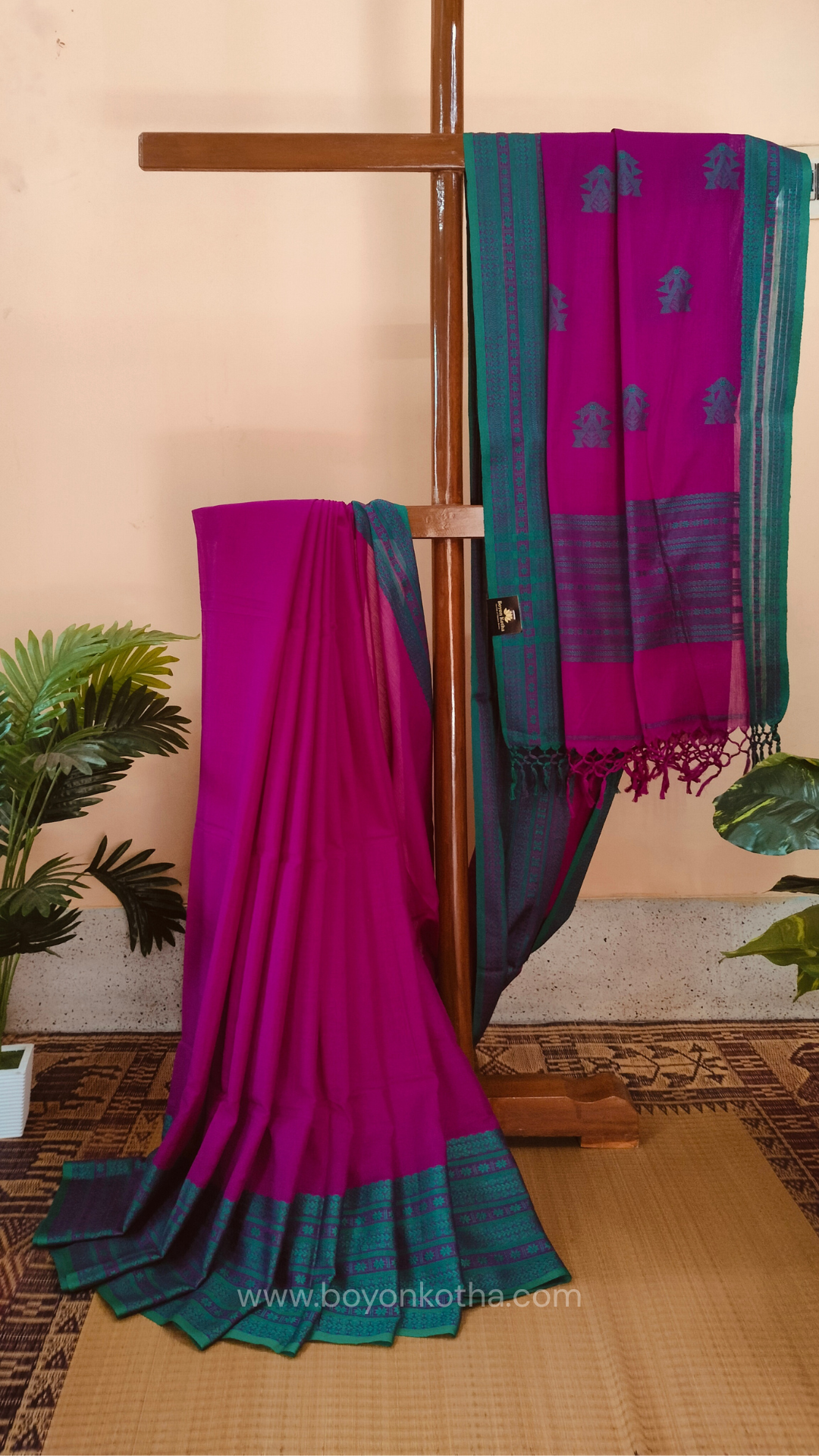 Magenta handwoven mercerized cotton saree with Manipuri-inspired thread work pattern in rama green. Durable, breathable Bengal handloom saree for festive wear.