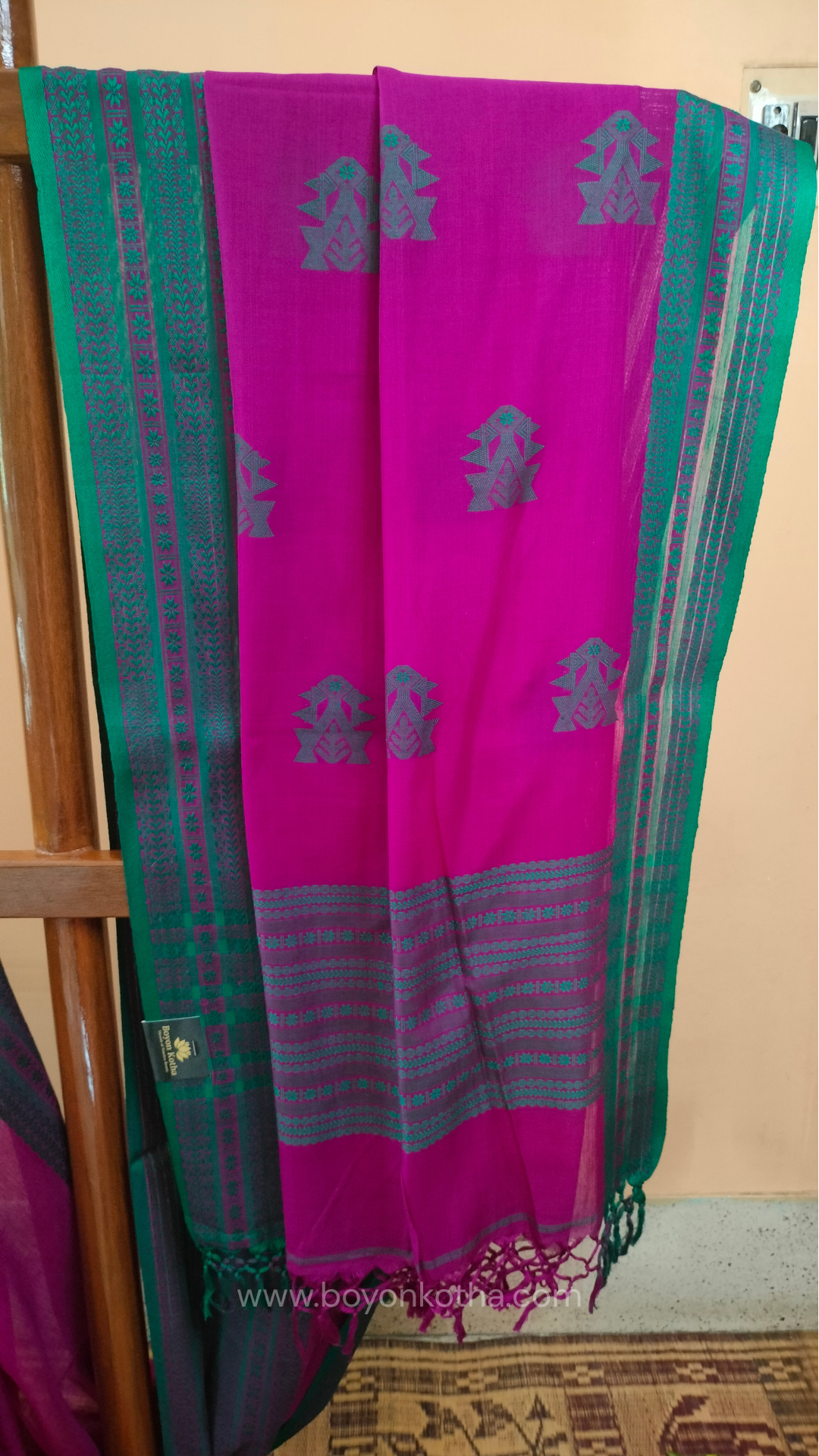 Magenta handwoven mercerized cotton saree with Manipuri-inspired thread work pattern in rama green. Durable, breathable Bengal handloom saree for festive wear.