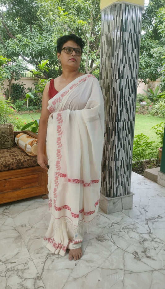 White handloom cotton saree with woven red floral vines along the border running till the pallu - Bengal handloom