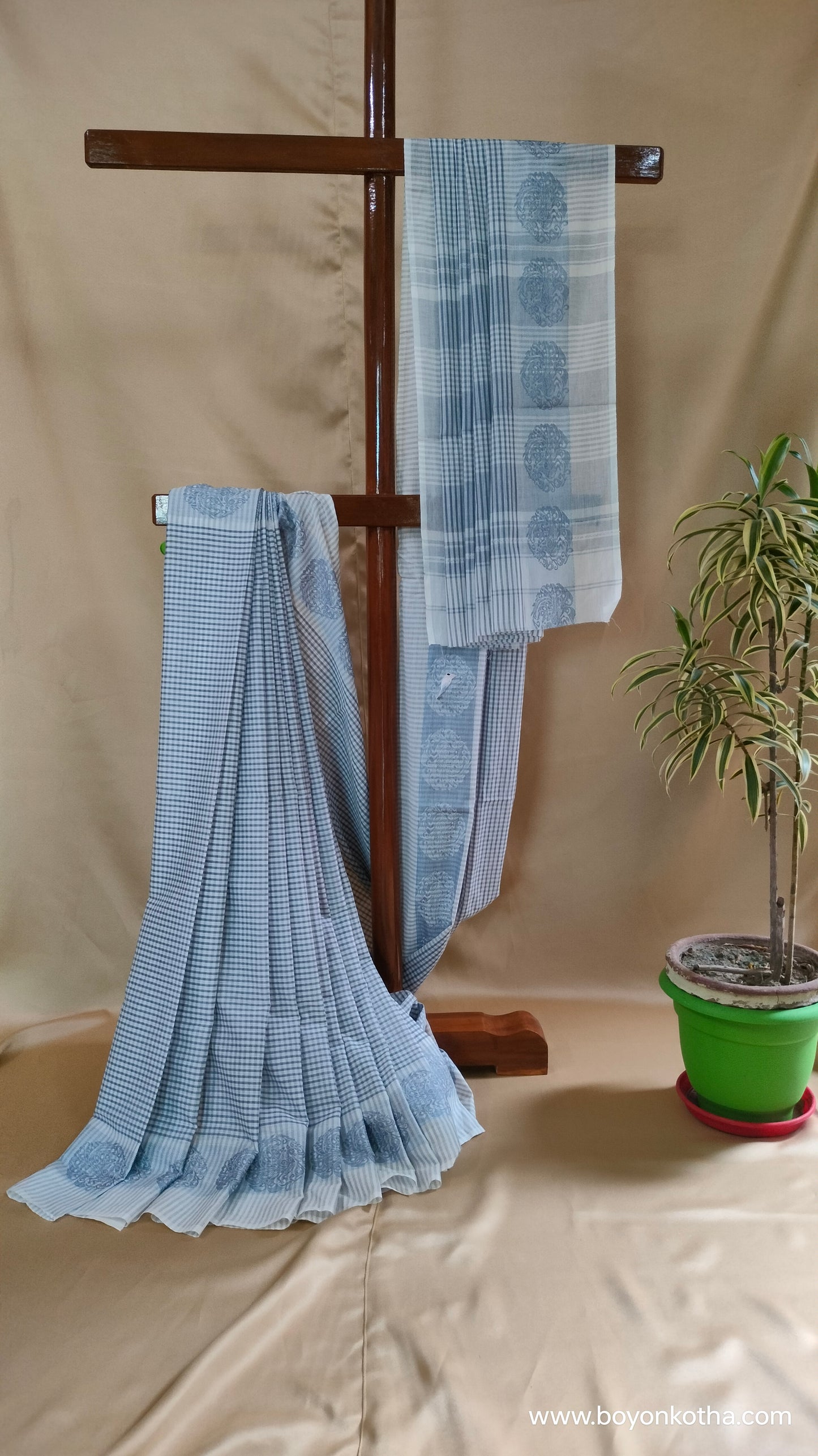 Mist of Moonlight - Off-white and Blue Dhonekhali Handloom Cotton Saree
