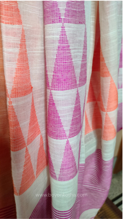 Off-white Bengal handloom cotton saree with ganga-jamuna border in orange and pink. Geometric woven motifs adorn the body, while the pallu features triangular patterns and tasseled ends. 