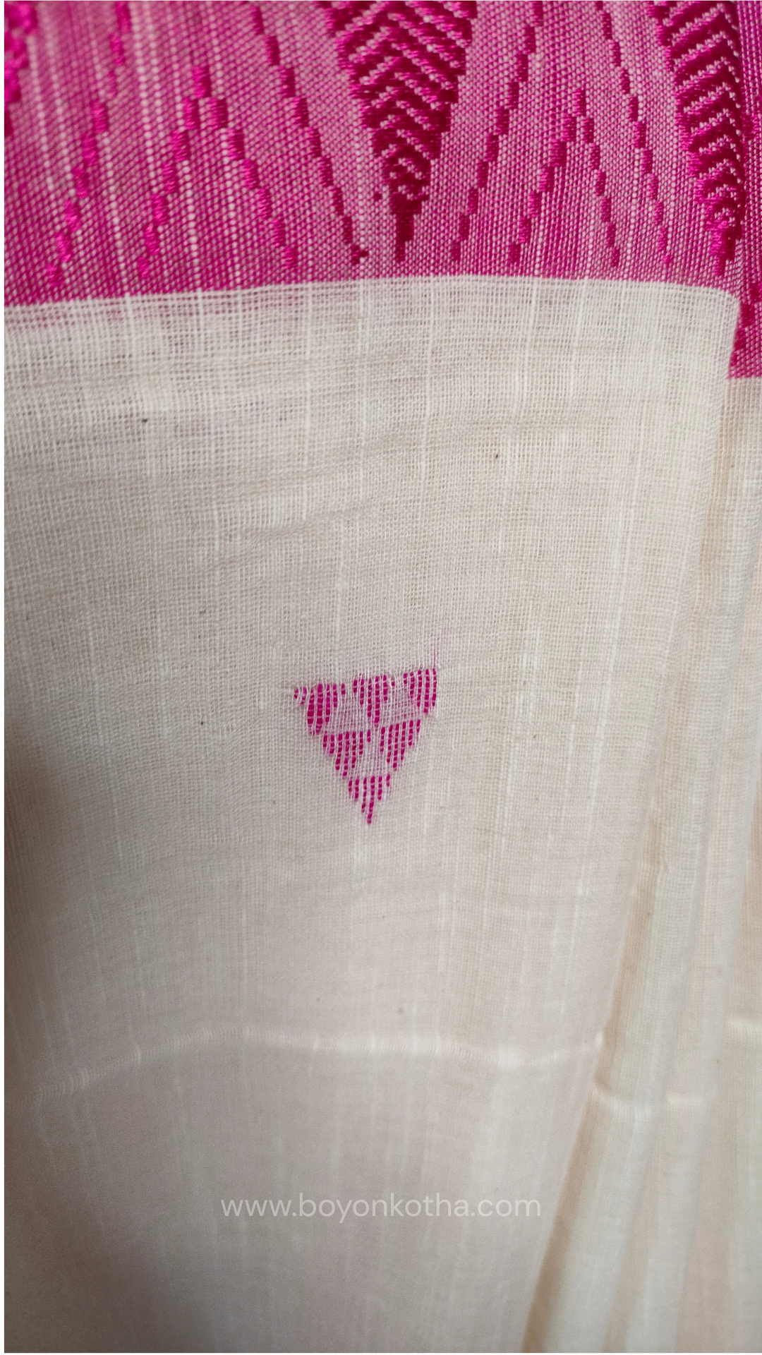 Off-white Bengal handloom cotton saree with ganga-jamuna border in orange and pink. Geometric woven motifs adorn the body, while the pallu features triangular patterns and tasseled ends. 