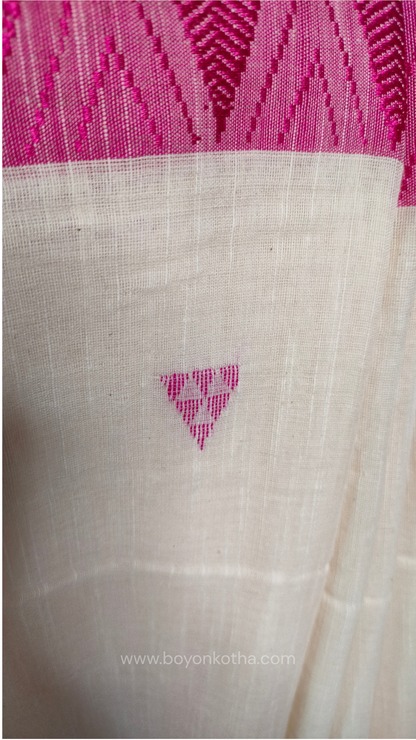 Off-white Bengal handloom cotton saree with ganga-jamuna border in orange and pink. Geometric woven motifs adorn the body, while the pallu features triangular patterns and tasseled ends. 