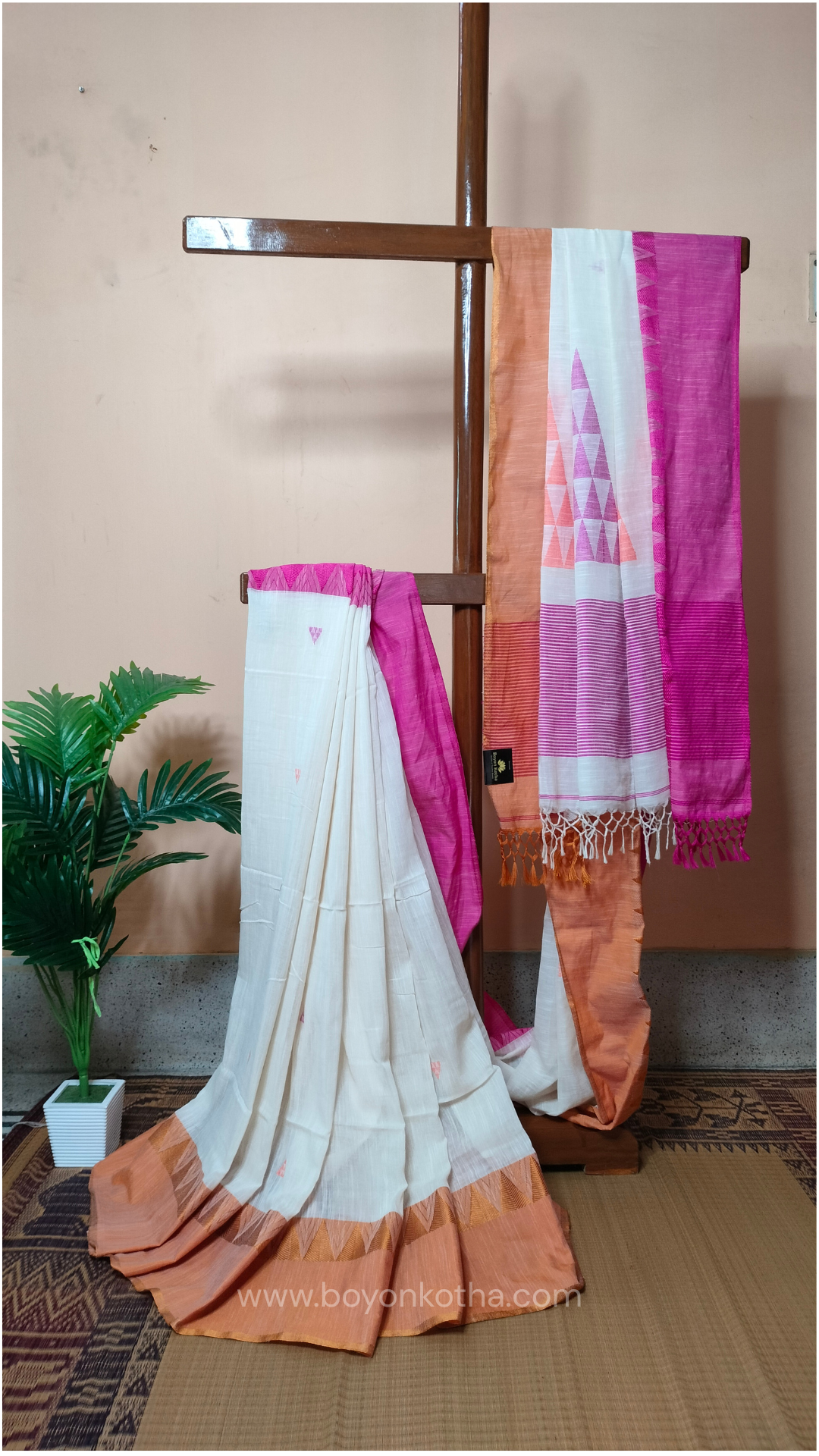 Off-white Bengal handloom cotton saree with ganga-jamuna border in orange and pink. Geometric woven motifs adorn the body, while the pallu features triangular patterns and tasseled ends. 