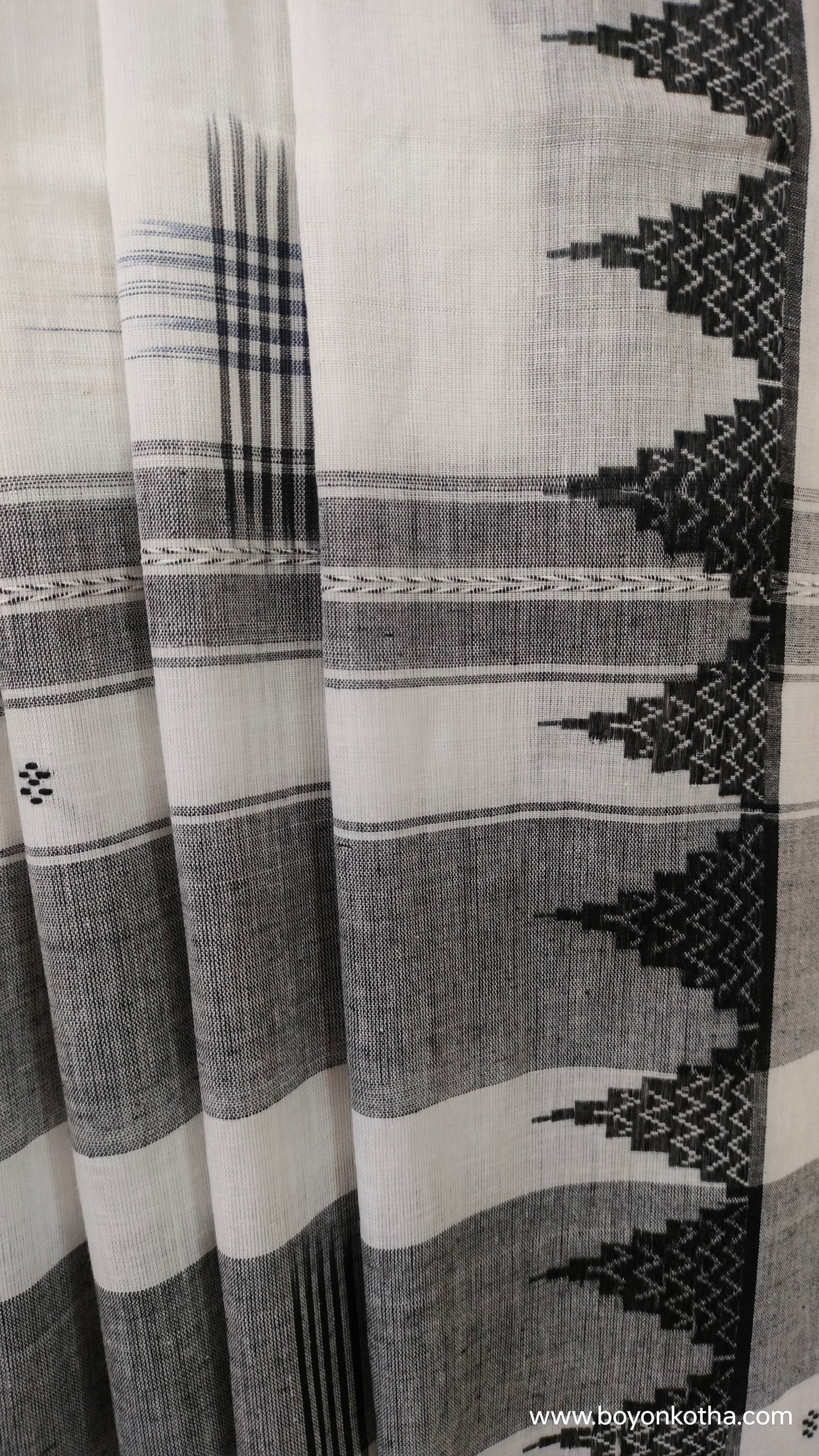 White Peaks - White and Black Dhonekhali Handloom Cotton Saree