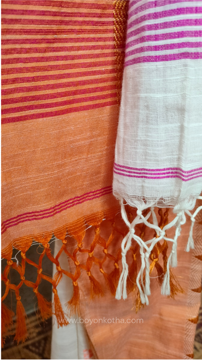 Off-white Bengal handloom cotton saree with ganga-jamuna border in orange and pink. Geometric woven motifs adorn the body, while the pallu features triangular patterns and tasseled ends. 