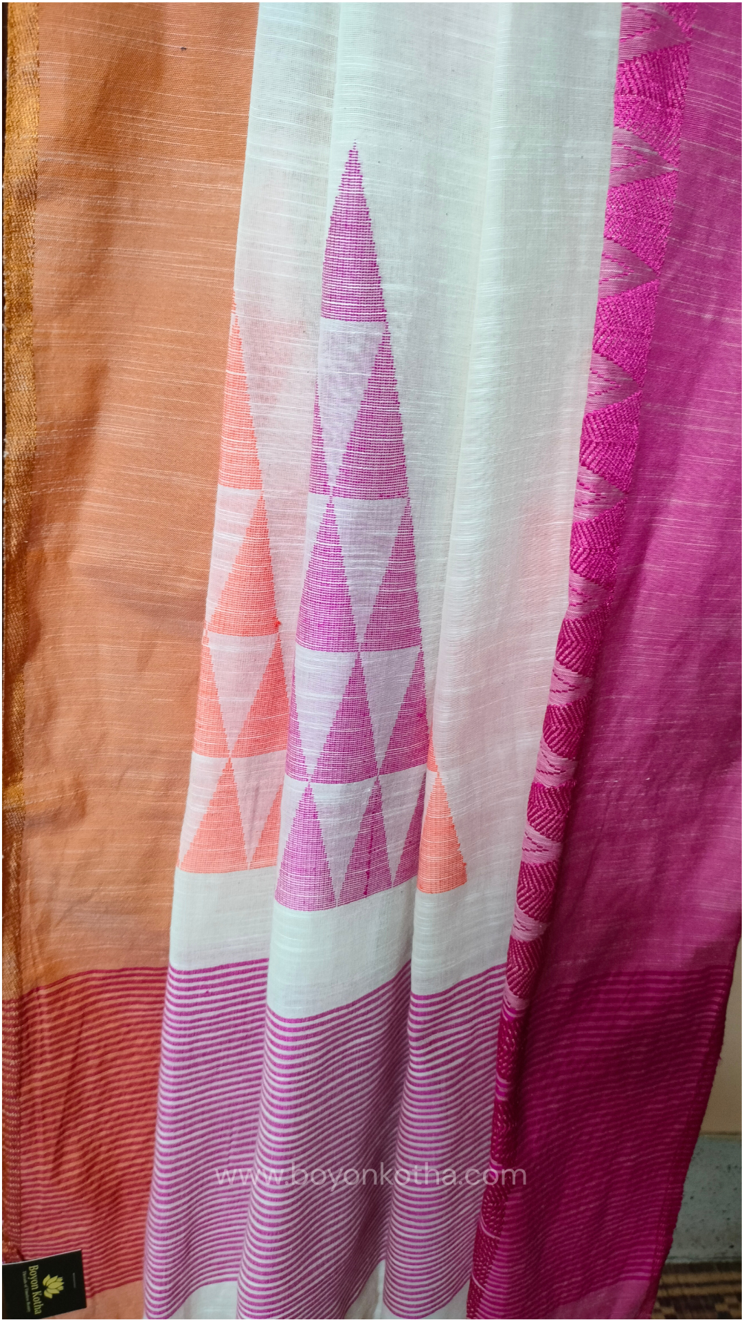 Off-white Bengal handloom cotton saree with ganga-jamuna border in orange and pink. Geometric woven motifs adorn the body, while the pallu features triangular patterns and tasseled ends. 