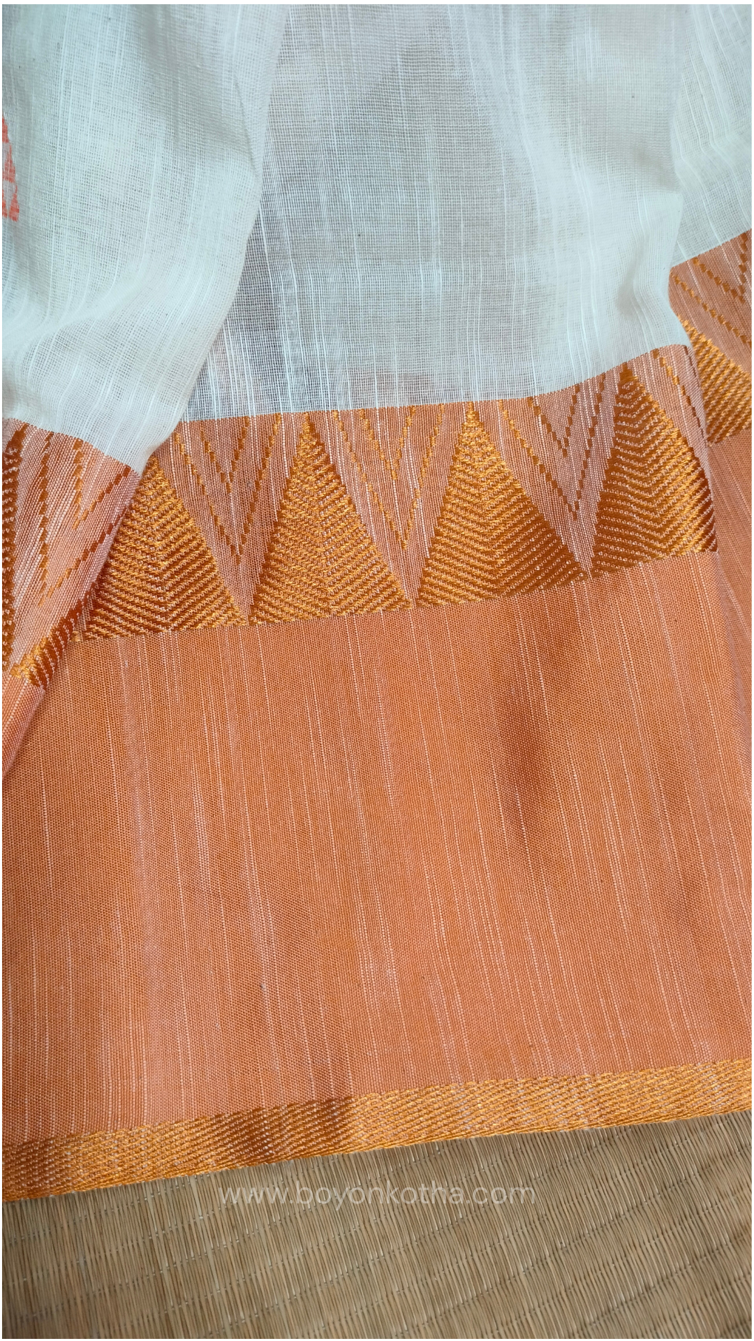 Off-white Bengal handloom cotton saree with ganga-jamuna border in orange and pink. Geometric woven motifs adorn the body, while the pallu features triangular patterns and tasseled ends. 