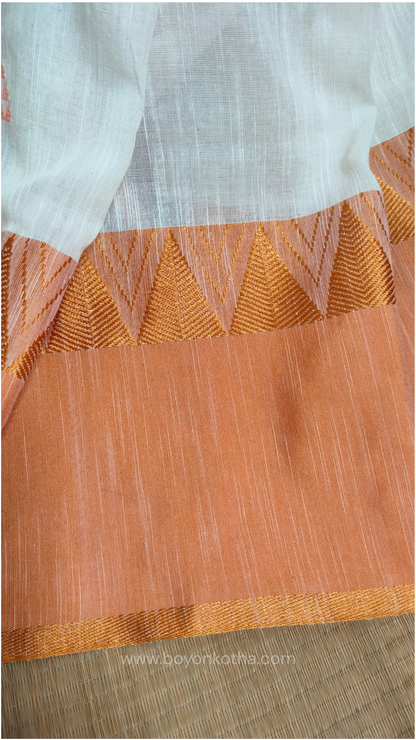 Off-white Bengal handloom cotton saree with ganga-jamuna border in orange and pink. Geometric woven motifs adorn the body, while the pallu features triangular patterns and tasseled ends. 
