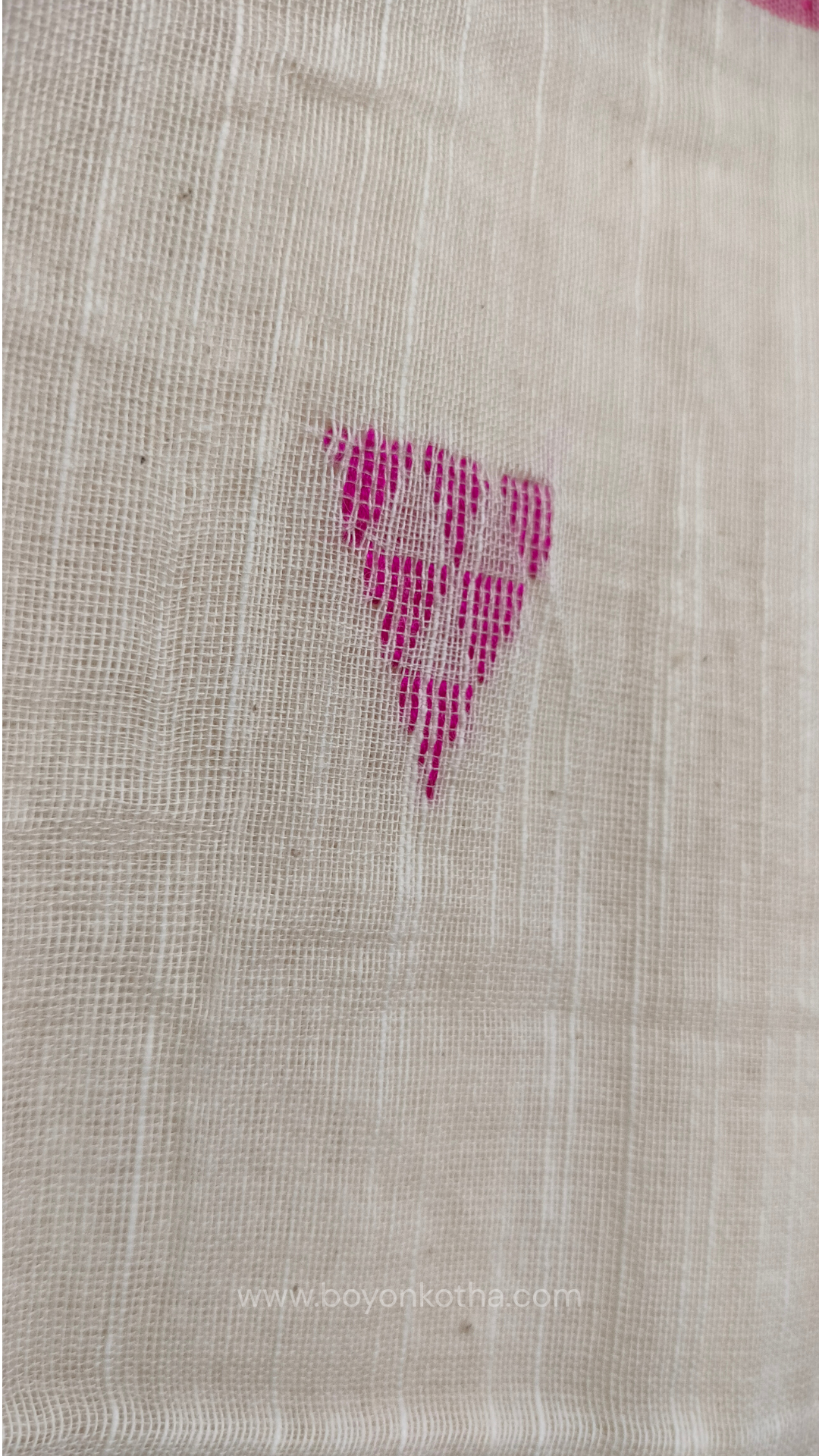 Off-white Bengal handloom cotton saree with ganga-jamuna border in orange and pink. Geometric woven motifs adorn the body, while the pallu features triangular patterns and tasseled ends. 