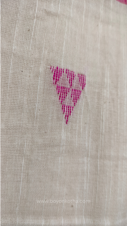 Off-white Bengal handloom cotton saree with ganga-jamuna border in orange and pink. Geometric woven motifs adorn the body, while the pallu features triangular patterns and tasseled ends. 