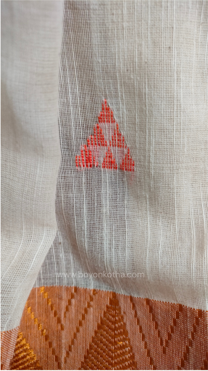 Off-white Bengal handloom cotton saree with ganga-jamuna border in orange and pink. Geometric woven motifs adorn the body, while the pallu features triangular patterns and tasseled ends. 