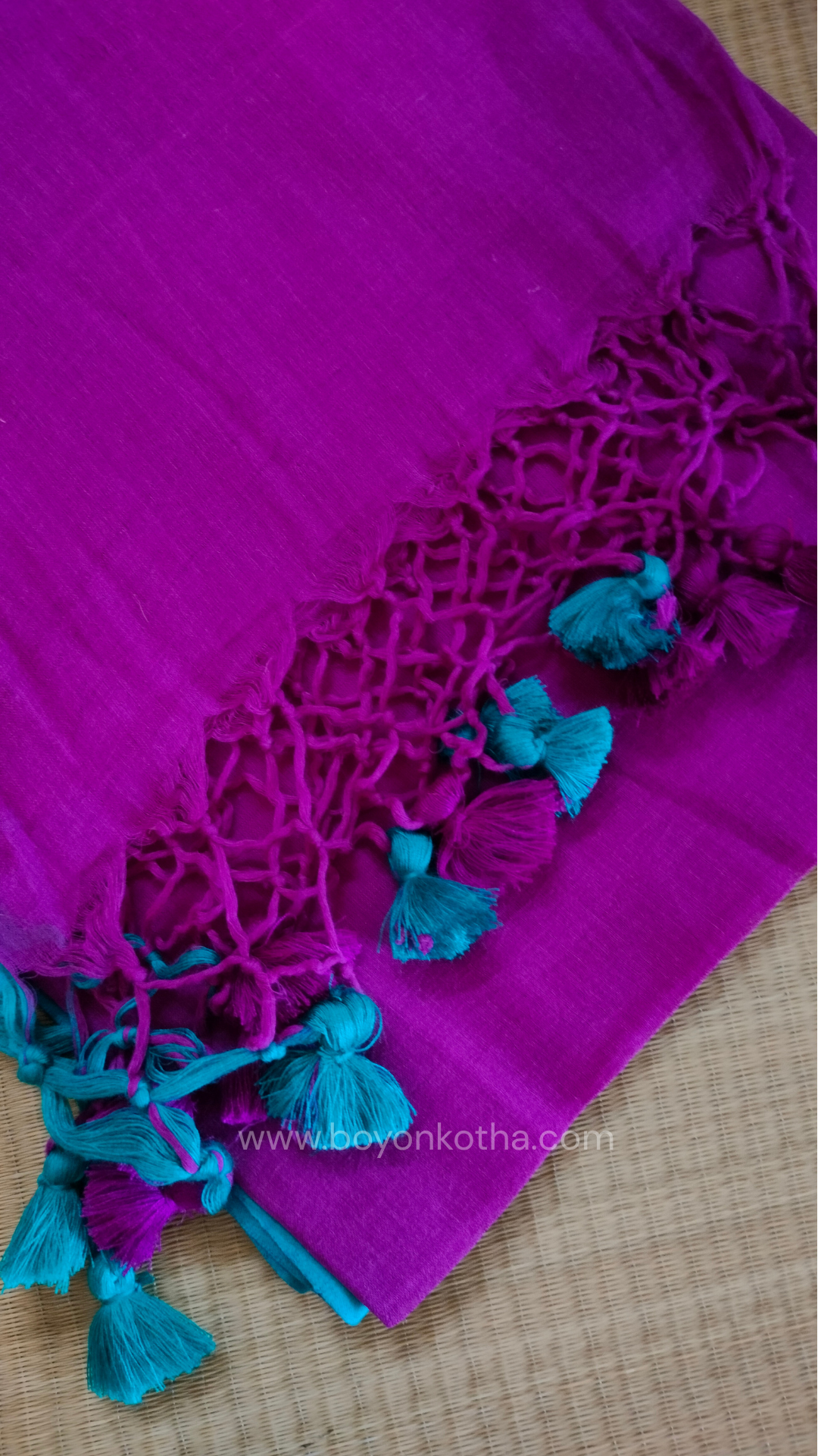Magenta handwoven mul cotton saree with rama green border, pallu ending in tassels. Plain handloom saree from Bengal.
